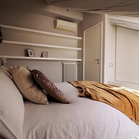 White Note Apartment *